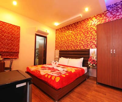 https://imgcld.yatra.com/ytimages/image/upload/t_hotel_yatra_city_desktop/v1430978183/Domestic Hotels/Hotels_Amritsar/Hotel Pearl Inn and Suites/Bed-Room-8.jpg